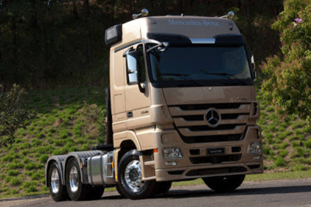 Camiões e carros movido a vapor.