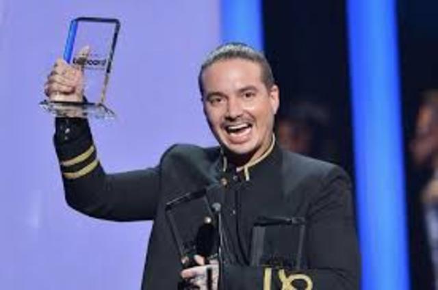 recibe premio por su sencillo