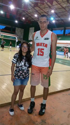 FUI A VILLAVICENCIO Y VI A UN JUGADOR MUY ALTO