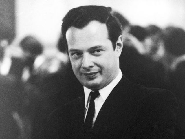 Brian Epstein conoce a The Beatles