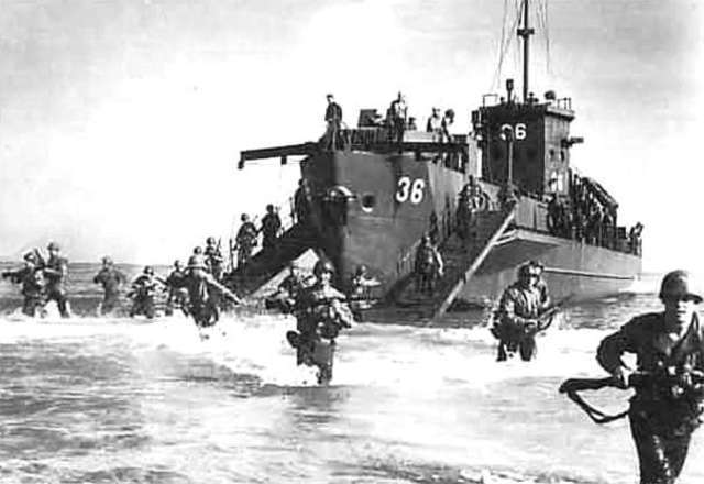 El convoy de la Marina sale de Guantanamo, Cuba, hacia Puerto Rico.