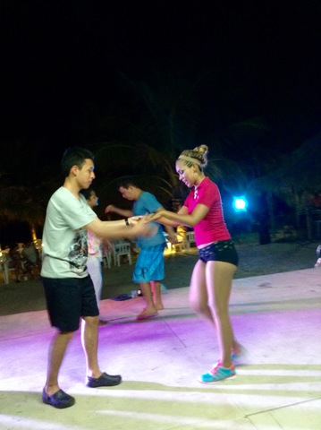 Qué difícil es bailar en la costa.