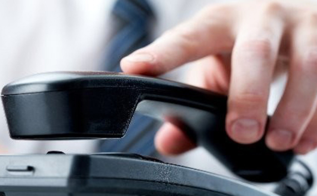 El cliente cuelga el telefono