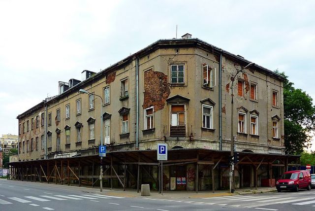 1895 rozpoczyna naukę w gimnazjum