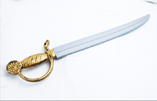 Hem tiren amb una espassa de plàstic al cap i hem donen 3 punts