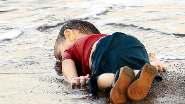 La imagen de un niño kurdo ahogado en un playa turca sacude al mundo