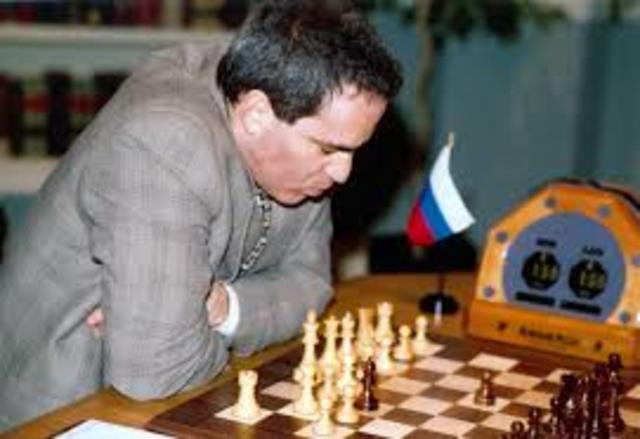 Una máquina lucha contra el hombre y gana (Big Blue gana al ajedrez al campeón mundial Kasparov)