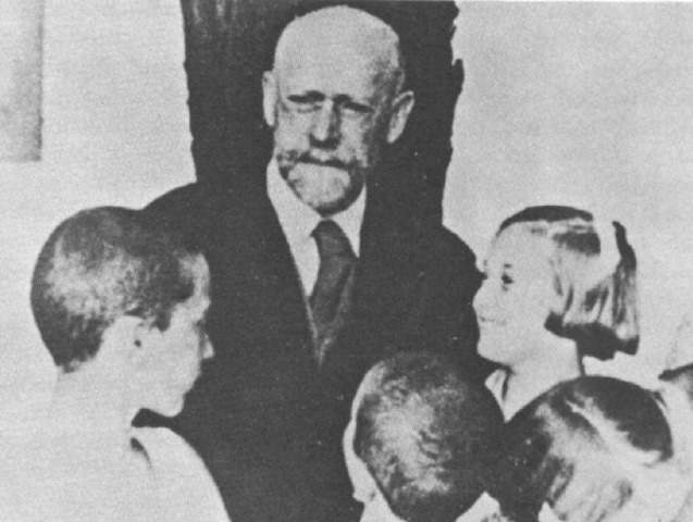 1905 r. - Janusz Korczak zostaje lekarzem