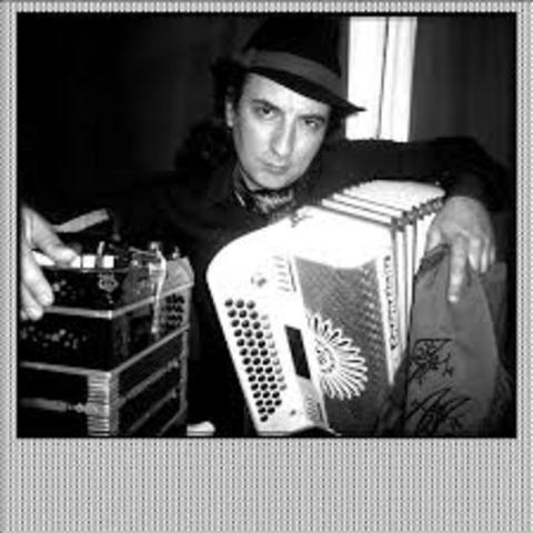 Juan Manuel Veloso fue un acordeonista y compositor y nació en Curuzú Cuatiá el 4 de Septiembre de 1936 y murió el 2 de Septiembre de 1979.