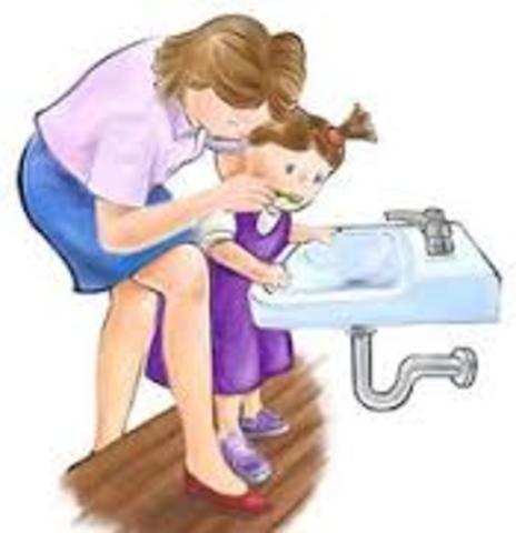 La primera experiencia de mi hija cepillándose los dientes