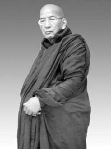 Budista académico Buddhaghosa escribe sus comentarios sobre el Dhammapada.