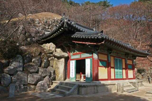 Construcción de la cueva-templo budista Seokguram en el este de Geyongju, Corea