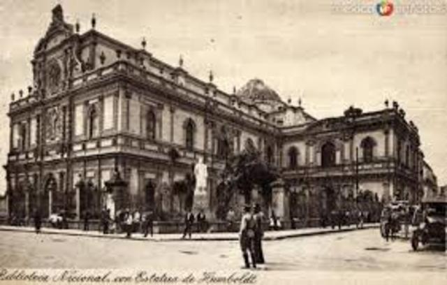 Se inaugura la Biblioteca Nacional.