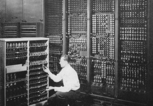 ENIAC (Electronic Numerical Integrator And Comput)