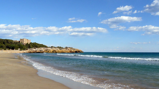 Primer día en la playa con su prima