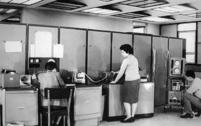 1961: Instalación de la primer computadora en Argentina, la "Clementina"