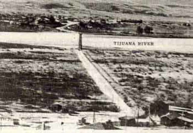 Puente de madera sobre el río Tijuana