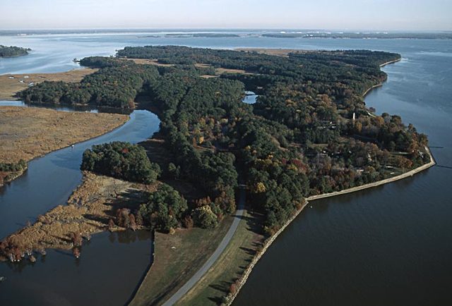 in 1607 100 men arrived on the banks of virginia's james river