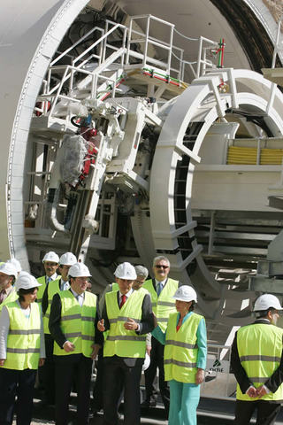 Las autoridades en el acto de comienzo de la perforación de los túneles de Pajares