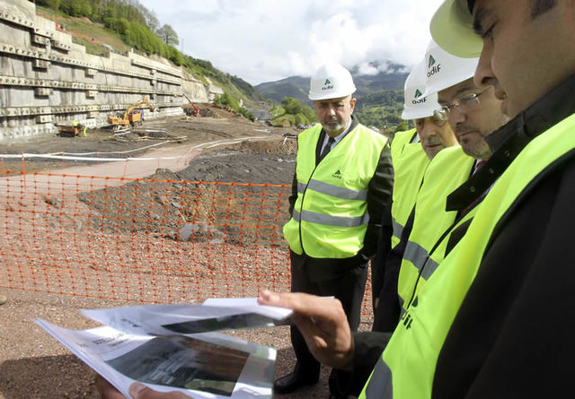 El secretario de Estado de Infraestructuras, Rafael Catalá, visita las obras de la variante ferroviaria de Pajares