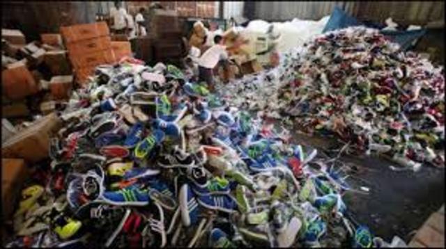 El patrón de la patera ofrece trabajo a los dos mayores a cambio de arreglar sus papeles, para que ahorren para el billete de Siwa