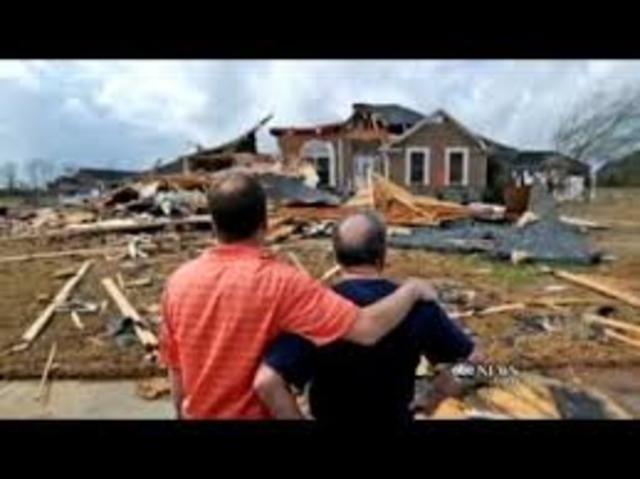 Tornadoes kill at least 27 people in the American states of Indiana and Kentucky