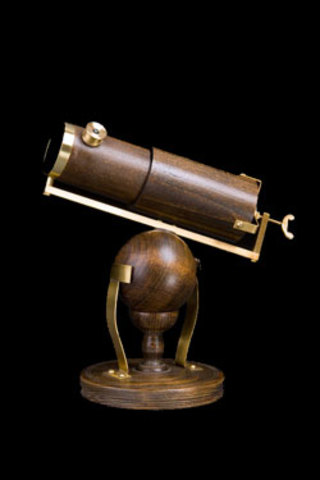 Isaac Newton inventa el primer telescopio refractor funcional conocido, el telescopio newtoniano con una lente cóncava.