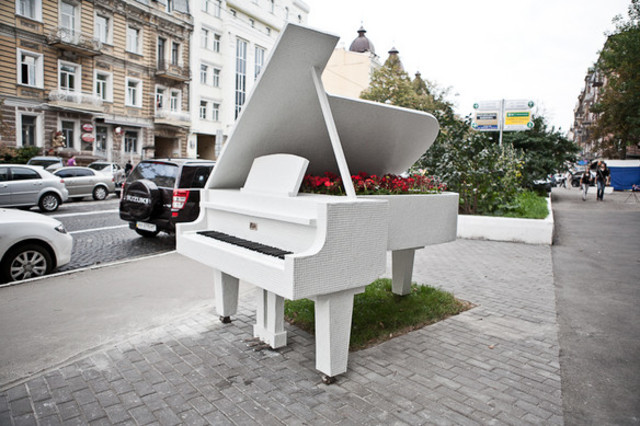 Скульптура Рояль в кустах (г.Киев)