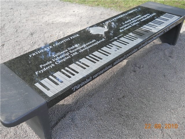 Музыкальная скамейка в Таллине.