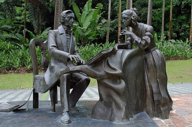 Скульптура в Ботаническом саду Сингапура.