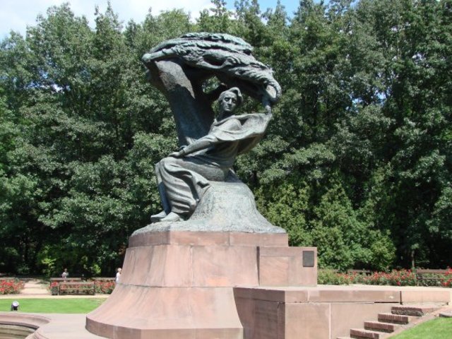 Памятник в варшавском парке Лазенки.