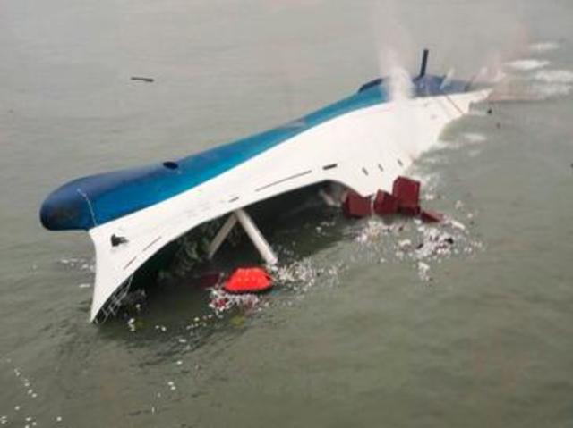 Search  South Korea Ferry Sinks, Hundreds Missing