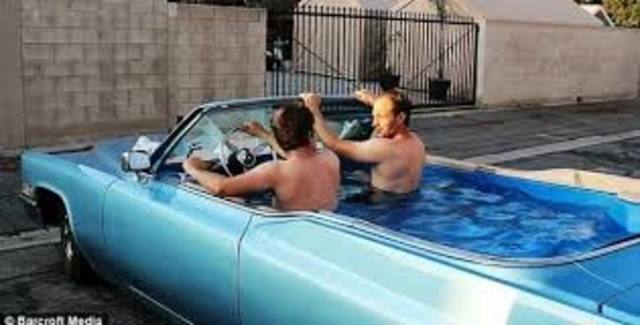 Carro com piscina dentro