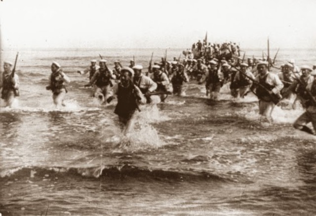 Truppe italiane sbarcano a Valona