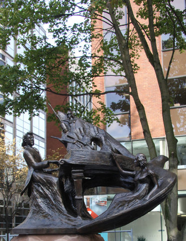 Памятник Шопену  - Deansgate, Манчестер.