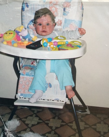 Almudena se tira de la trona al suelo