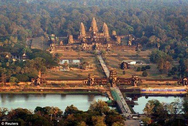 The Khmer Empire falls