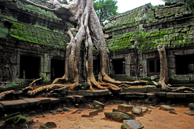 Khmers abandon Angkor