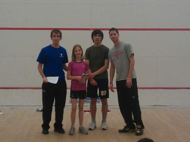 A commencé à jouer au squash