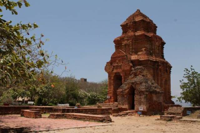 Cham Kingdom invades