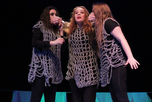 Показ спектаклей: "Медея", "Алиса в стране чудес", "Человек-подушка"