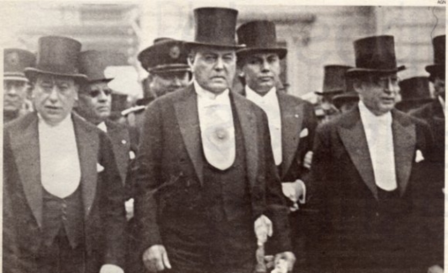 Irigoyen, el primer presidente de la democracia Argentina. Gobernó durante los años 1916-1922. El partido Radical fue el primero en asumir un gobierno votado por el pueblo