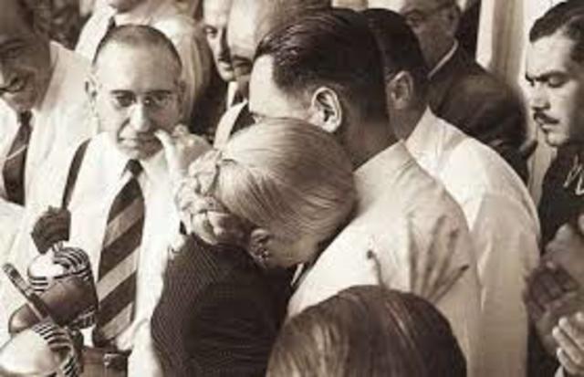 Renuncia Peron y se exilia Paraguay.