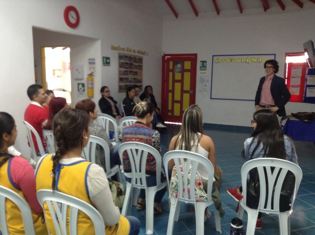 Charla a docentes sobre pautas para promover el desarrollo del lenguaje y la comunicación