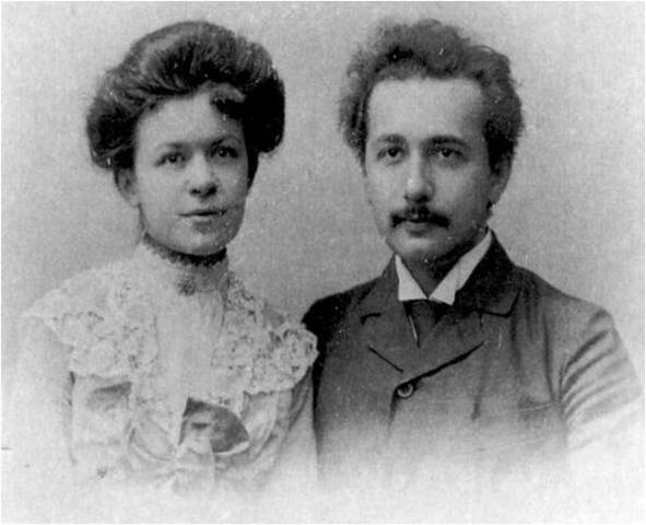 Contrae matrimonio con Mileva Maric, con la que tendrá dos hijos.