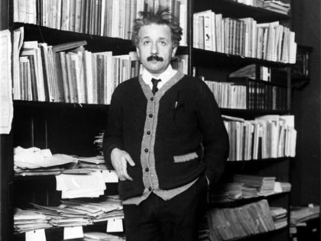 Ingresa como funcionario en la Oficina Federal de Patentes en Berna.