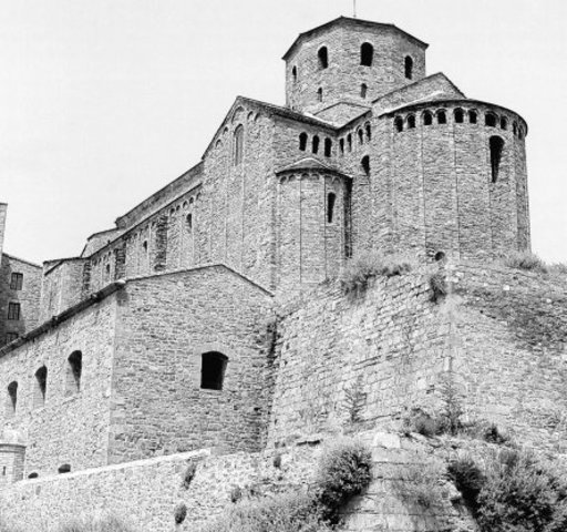 Construcció de l' edifici romanic.