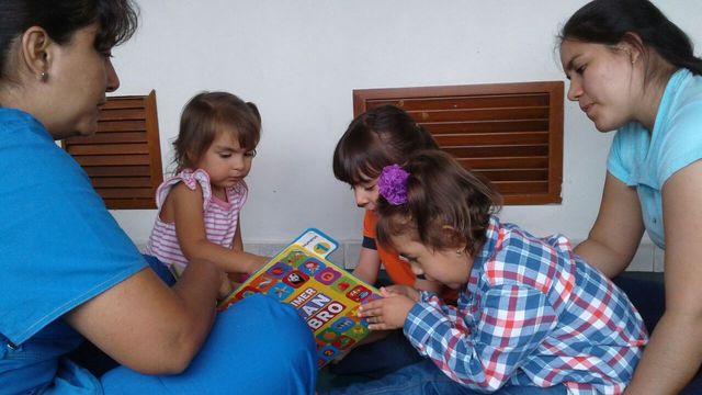 OBSERVACIÓN DEL DESEMPEÑO COMUNICATIVO DE CASO 1 EN ACTIVIDADES GRUPALES.