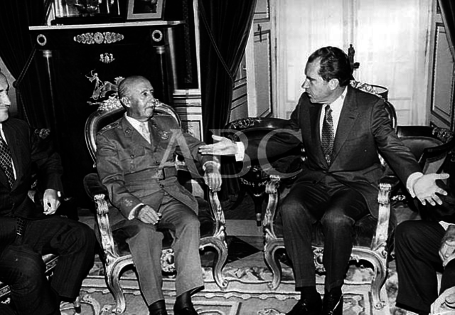 Franco desplaza a Arrese al nuevo ministerio de la Vivienda y nombra como nuevo ministro secretario general del Movimiento a José Solís Ruiz,