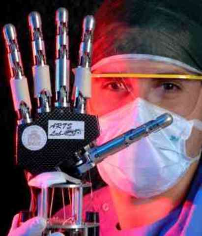 Realizan el primer implante de mano y controlada por su mente